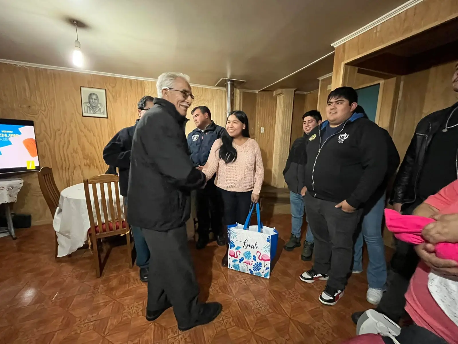 Juan Juvenal Cáceres Novoa compartiendo con integrantes de la Séptima Compañía