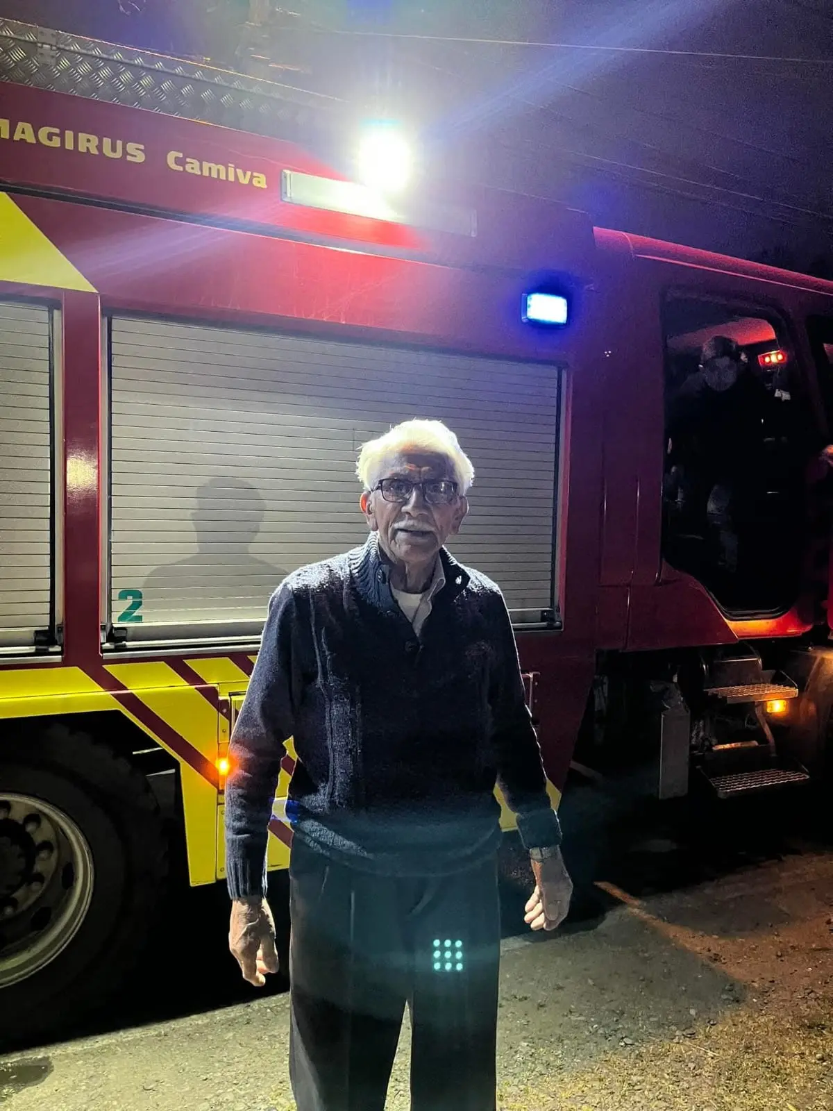 Juan Juvenal Cáceres Novoa frente a un carro de la Séptima Compañía